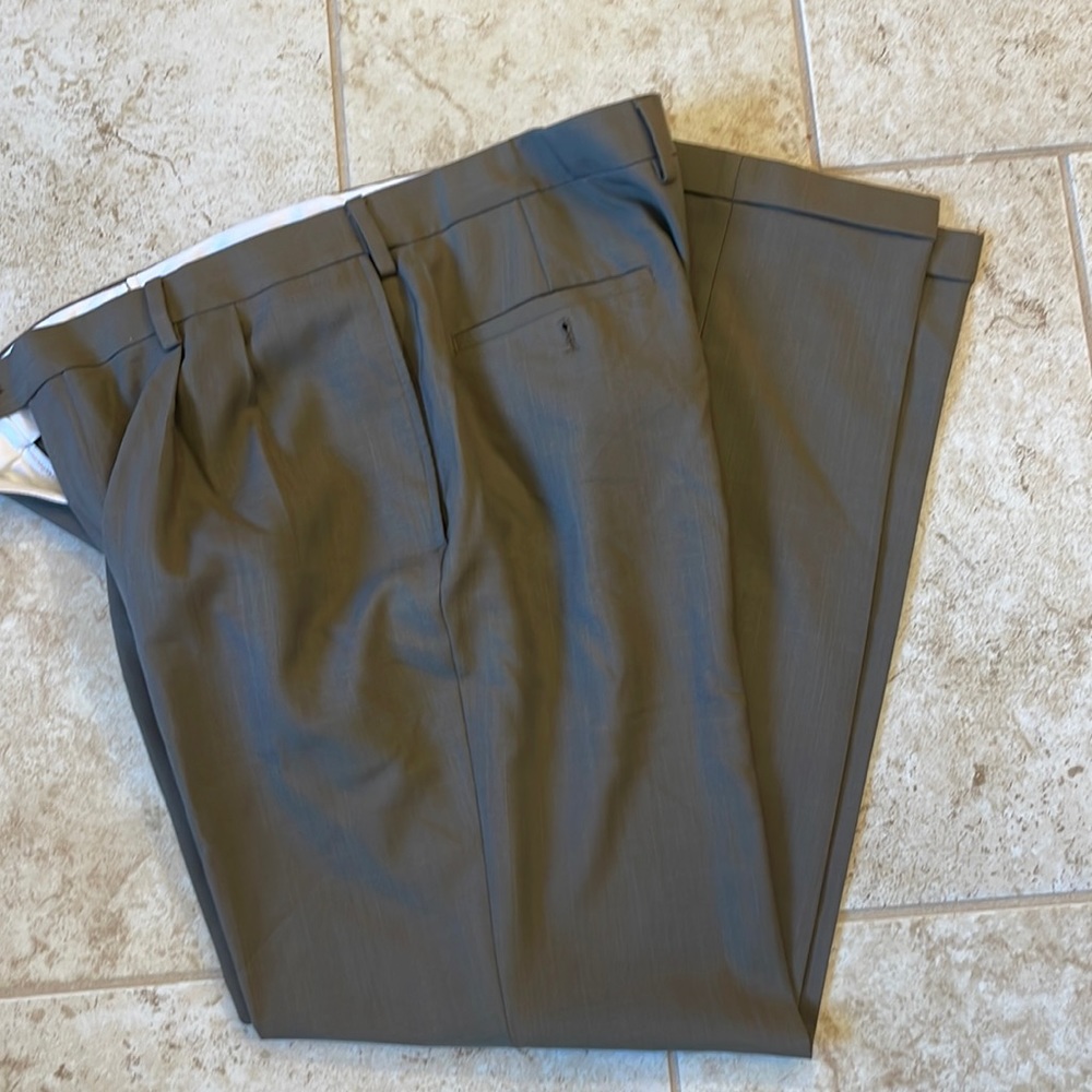 Haggar classic fit pleaded pants for men. Size 36 x 32